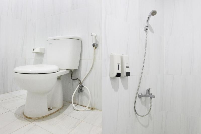ג'קרטה Reddoorz Plus Near Kemang Raya חדר תמונה